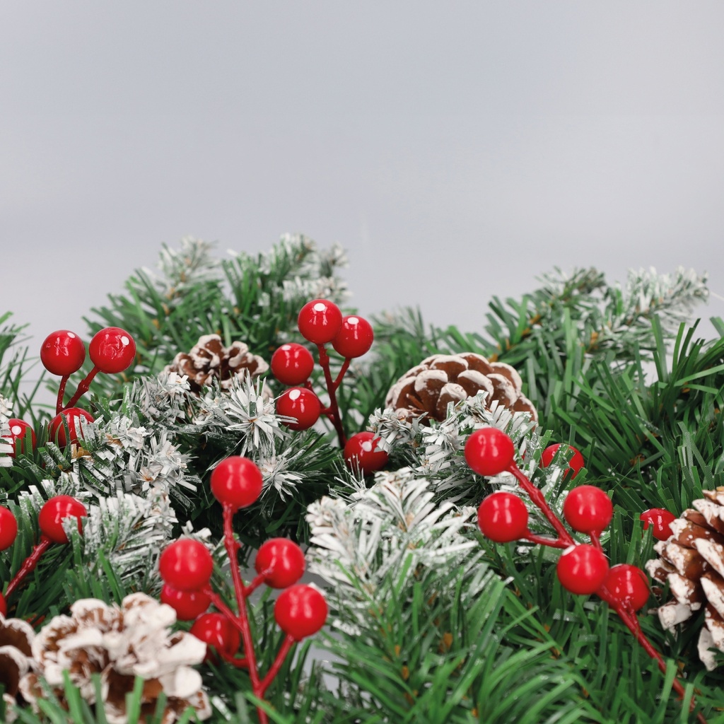 Corona de navidad efecto nieve con acebo y piñas Baliti Ø50cm 80 ramas